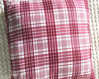 Cojín a cuadros rojos y blancos: Cojín relleno con detalles de algodón