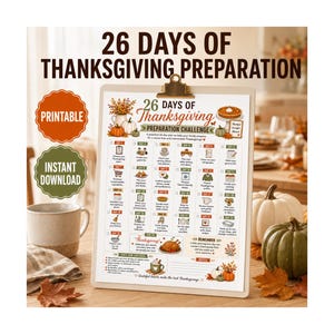 Könnte beinhalten: Eine druckbare 26 Days of Thanksgiving Preparation Challenge Checkliste auf einem Klemmbrett. Das Dokument enthält ein Raster mit täglichen Aufgaben, Symbolen sowie herbstlichen Illustrationen von Kürbissen und Speisen.
