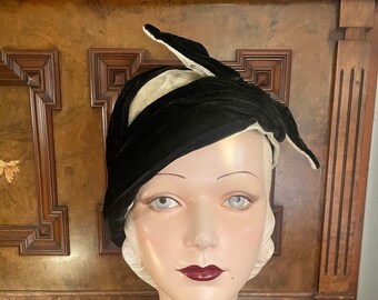 1930s lush black and cream silk velvet cap or evening hat with fab draped details. Up to size 22” (women’s medium)