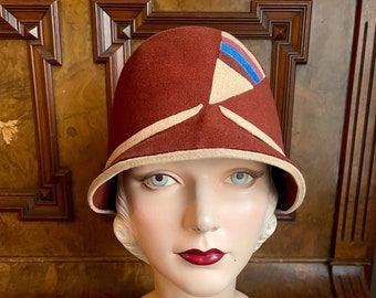 Late 1920s stunning unworn chestnut felt Cloche hat with inserted deco felt fan detail. New Old Stock, 22" medium