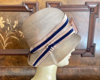 Summery 1920s beige straw cloche with beautiful beige and blue velvet ribbon trim - 21 21.5 - New Old Stock
