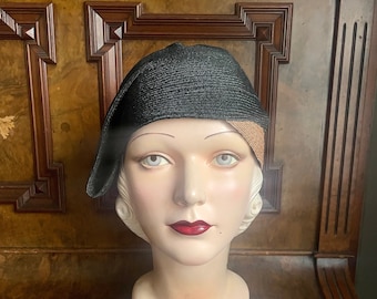 Pariser Hutmacherin „Luce-Mary“ aus den 1920er Jahren, Cloche-Mütze aus natürlichem und rückseitigem Stroh, neu mit Etikett, passend für einen Kopfumfang von 20,5 bis 21 Zoll (Damen x klein)