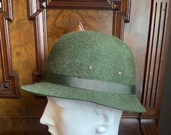 Rare Men's "Grouse Hat" from 1952, but styled for 1930s to 40s. Green felt, leather band, sporting hat. Size UK7 US 7 1/8 22" Original box