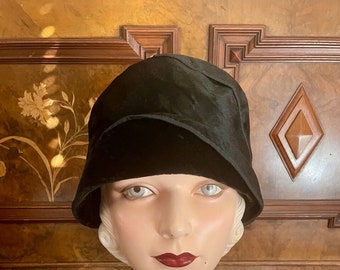 Stunning 1920s New Old Stock black velvet cloche by Marcelle Diss, Paris, size 22