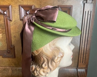 1930s incredible Betty Co-Ed hat in olive green and rich brown, marked a 23 (large) but one size fits all