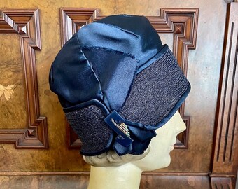 Stunning 1920s Navy blue silk satin and straw cloche hat with original hat flash - fully lined and new with tags. Size 21.5 to 22 inches