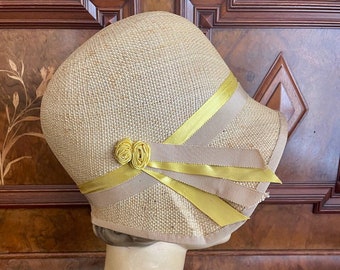 Beautiful 1920s pristine New Old Stock spring straw cloche with yellow and beige ribbon trim, size 21 to 21.5