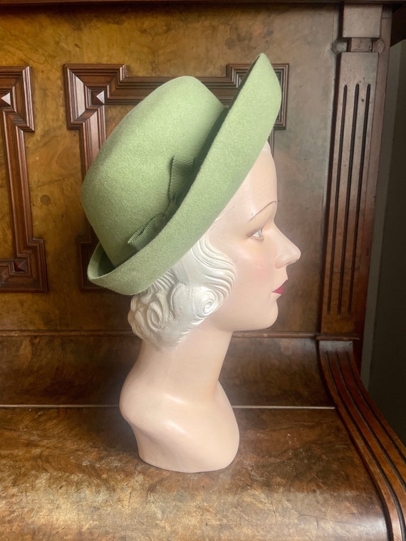 1940s never worn pale green felt hat! Size 21 to … - image 1