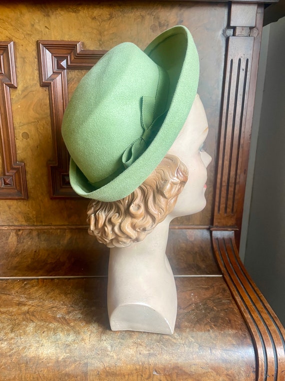 1940s never worn pale green felt hat! Size 21 to … - image 8