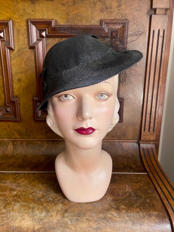 Incredible late 1930s asymmetrical black hat, ori… - image 2