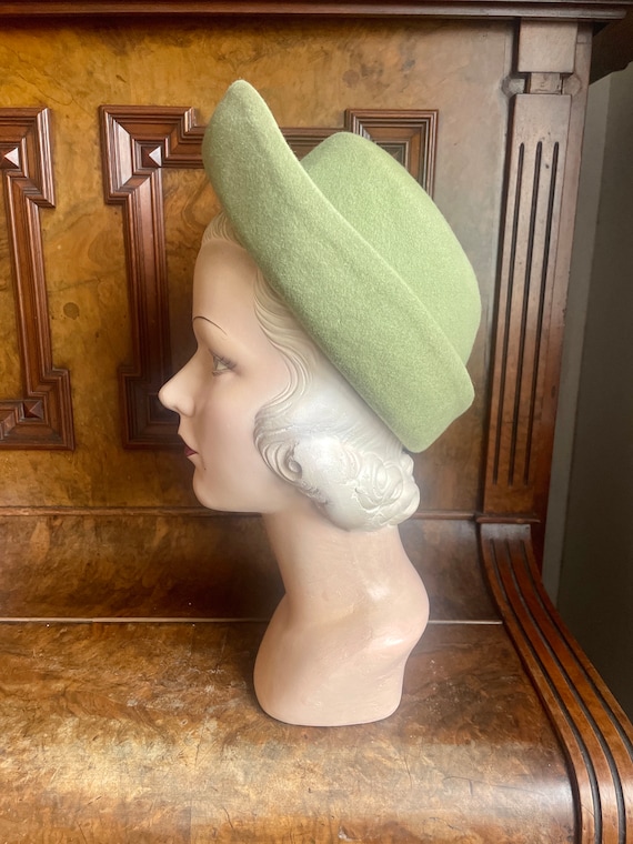 1940s never worn pale green felt hat! Size 21 to … - image 6