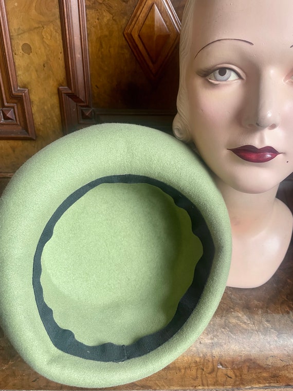 1940s never worn pale green felt hat! Size 21 to … - image 5