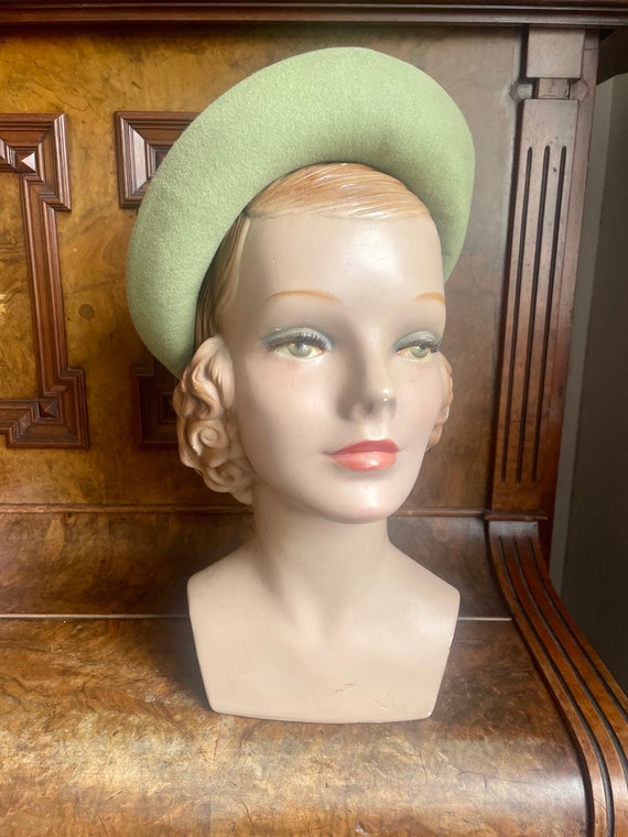 1940s never worn pale green felt hat! Size 21 to … - image 2
