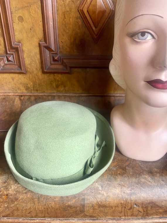 1940s never worn pale green felt hat! Size 21 to … - image 4