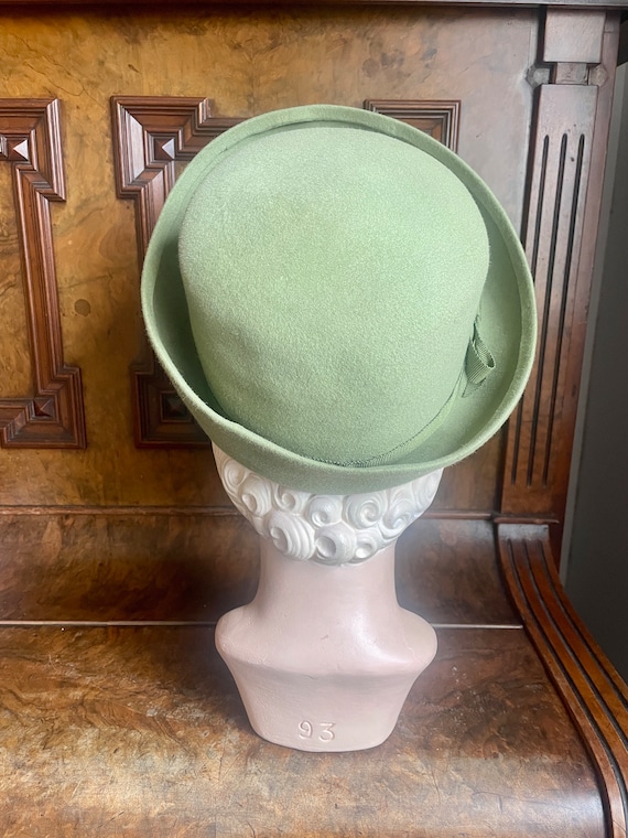 1940s never worn pale green felt hat! Size 21 to … - image 7
