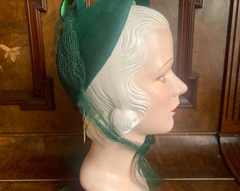 Fabulous original New with tags Green hat from the 1950s by Barbara Dale Chicago, size S-M 21 to 22” head size