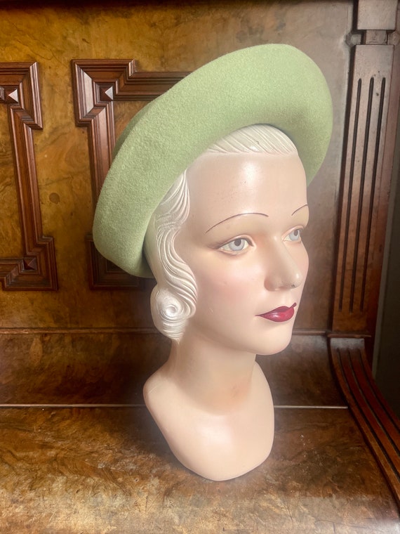 1940s never worn pale green felt hat! Size 21 to … - image 9