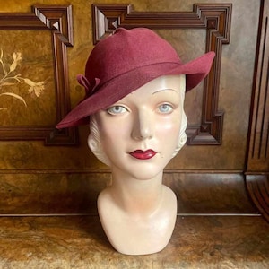 Prachtige lichtrode Stetson-dameshoed voor Best & Co, topkwaliteit bontvilten hoed, klein formaat: 20,5 tot 21 inch
