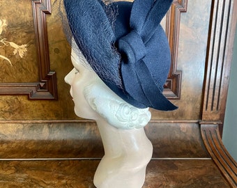 1940s original NWT navy felt halo hat in perfect condition. A beauty! Medium 22” head