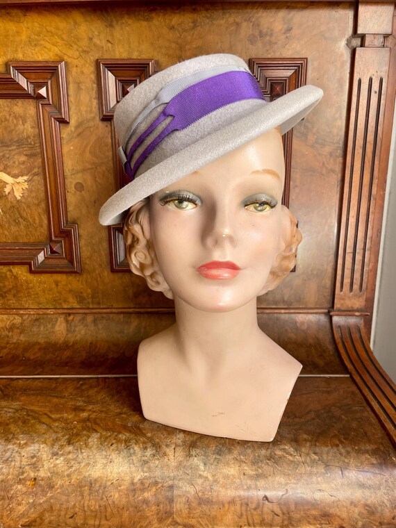 1940s Grey Fur Felt Tilt Hat: Vintage Purple Ribbon Trim 22  display picture 2