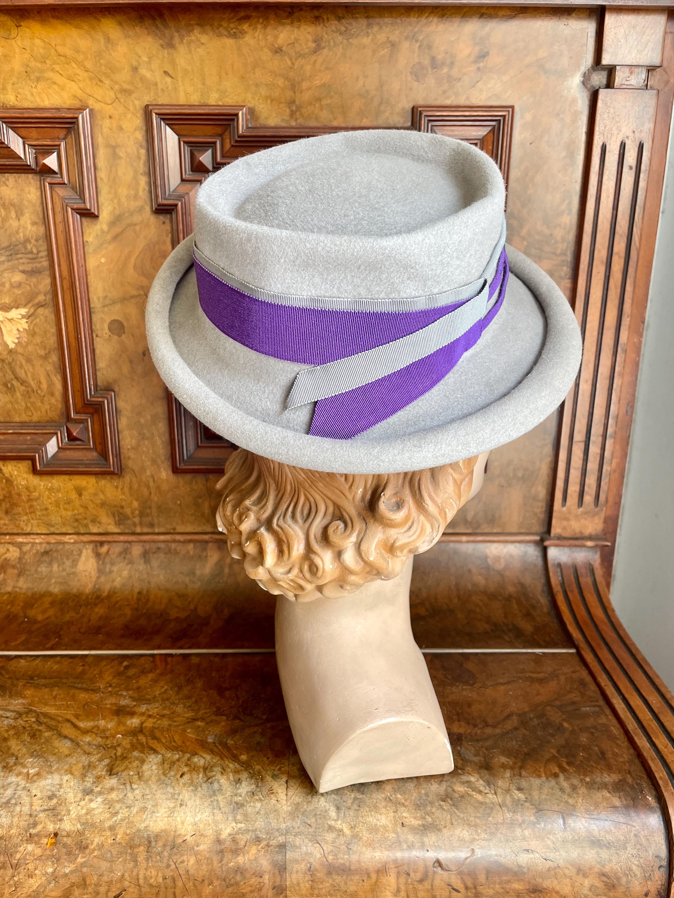 1940s Grey Felt Tilt Hat: Vintage Purple Ribbon Trim 22-23  display picture 1