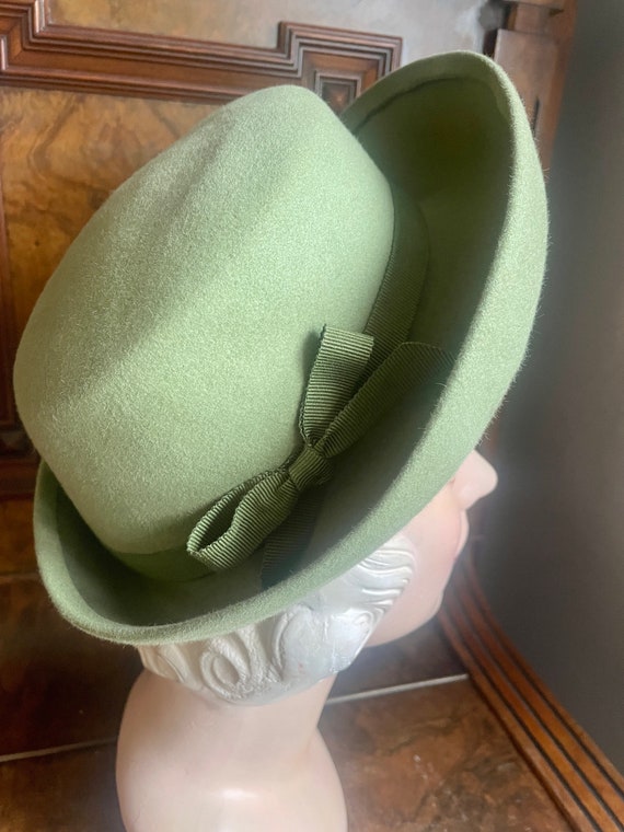 1940s never worn pale green felt hat! Size 21 to … - image 3