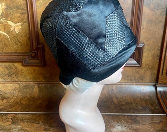 Chapeau cloche haute couture des années 1920 en satin de soie noir avec décoration tressée en raphia, jamais porté, convient à une tête de 61 cm (petite femme)