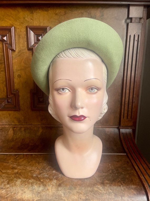 1940s never worn pale green felt hat! Size 21 to … - image 10