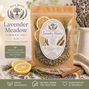 Può includere: Una busta trasparente etichettata Lavender Meadow Simmer Pot di Wild Roots & Co. contenente fette di limone essiccate, boccioli di lavanda, fiori di camomilla, rametti di rosmarino e bastoncini di cannella per profumare l'ambiente.