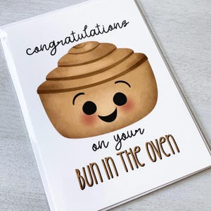 Carte de voeux - Félicitations grossesse drôle nouveau bébé douche chignon dans le jeu de mots au four bébés - 5 x 7 cartes pliées avec enveloppe A7 et message à l'intérieur