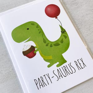 Carte de voeux - Party-saurus Rex joyeux anniversaire dinosaure Funny Dino jeu de mots fête dinosaures - 5 x 7 cartes pliées avec enveloppe A7 et message à l'intérieur