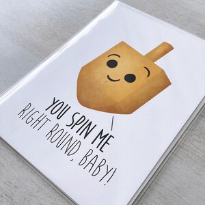 Carte de voeux - You Spin Me Right Round Baby Funny Happy Hanukkah Puns Dreidel calembours - 5 x 7 cartes pliées avec enveloppe A7 et message à l'intérieur