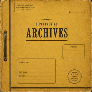 Op de afbeelding: Een mosterdgele archiefmap met een verweerde textuur, voorzien van de tekst DEPARTMENTAL ARCHIVES, een vak voor categorie en secties voor beschrijving, datumbereik en inhoud. Aan de linkerkant van de omslag is een metalen handvat bevestigd.