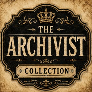 Op de afbeelding: Een zwart, sierlijk, schildvormig bord met een verweerde beige rand. Het bevat een gouden kroonpictogram bovenaan, de tekst THE ARCHIVIST in grote hoofdletters en het woord COLLECTION gecentreerd in een rechthoekig kader onderaan.