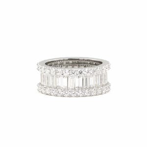 Pode incluir: Um anel de banda de prata com uma fila de diamantes de corte baguette e duas filas de diamantes redondos.