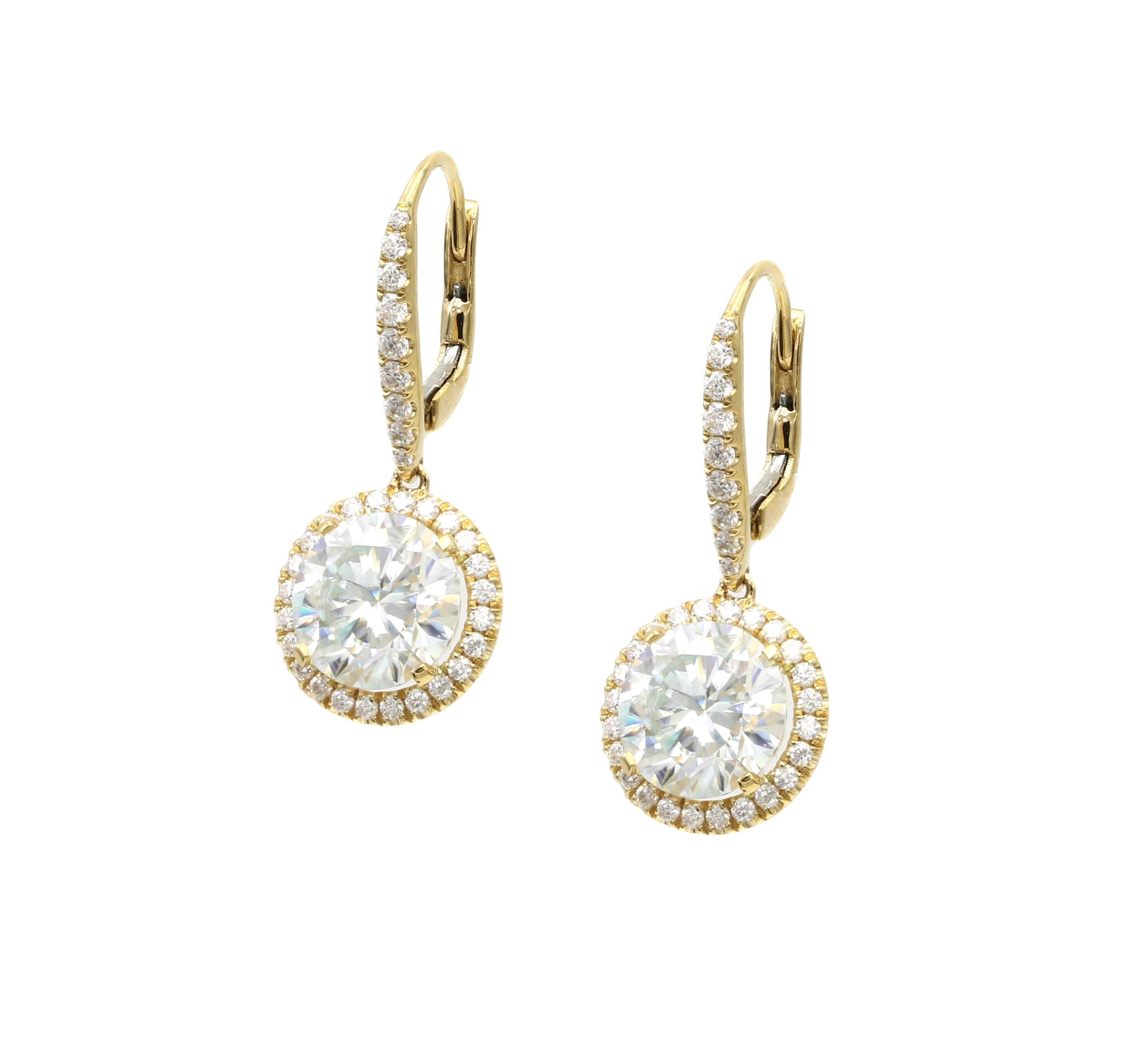 Pendientes colgantes con engaste de halo de moissanita de 8 mm en oro amarillo de 18 quilates, regalo de aniversario de cumpleaños y boda
