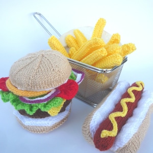 MOTIF DE TRICOT Hamburger et hot-dog avec frites