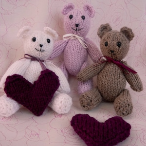 knitting pattern tiny valentine TEDDY BEAR with a heart