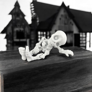 Articulated 3D Printed Skeleton Toy – Poseable Spooky Decoration – Unique Gothic Gift