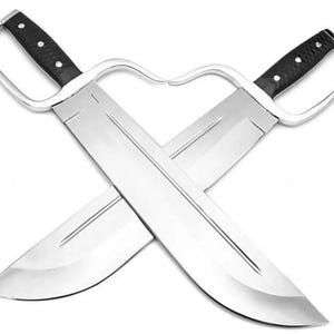 Può includere: Due spade a farfalla incrociate in metallo argentato con manici neri. Le lame sono larghe e curve, con un bordo affilato. I manici hanno un anello per le dita.