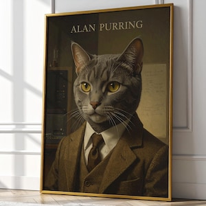 Op de afbeelding: Een ingelijst portret met een grijze kat met gele ogen, gekleed in een bruin tweed pak, wit overhemd en stropdas. De tekst "ALAN PURRING" staat bovenaan. De achtergrond toont een vintage kantoor.