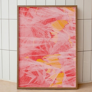 Peut inclure: Impression d'art abstrait dans un cadre en bois. L'œuvre présente un mélange vibrant de teintes rouges, roses et jaunes, avec de fines lignes blanches créant un effet texturé. La composition est un mélange de formes et de motifs organiques.