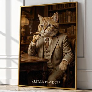 Può includere: Un ritratto incorniciato raffigura un gatto in abito, con occhiali e che fuma un sigaro. Il gatto è seduto a una scrivania con una lampada e una libreria sullo sfondo. Il testo "ALFRED PAWDLER" è in basso.