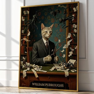 Può includere: Stampa artistica incorniciata con un gatto in giacca e cravatta che tiene le forbici, circondato da carte e ragni. La stampa ha un'estetica vintage, con una cornice dorata e la scritta "WILLIAM PURROUGHS" in basso. Librerie e carta da parati floreale sullo sfondo.