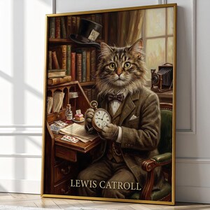 Puede incluir: Obra de arte enmarcada que representa a un gato con traje sosteniendo un reloj de bolsillo. El gato está sentado en un escritorio con libros, un sombrero de copa y una cámara vintage. El texto "LEWIS CARROLL" está en la parte inferior.