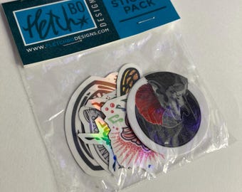 Puede incluir: Una bolsa de plástico transparente que contiene un paquete de pegatinas. El paquete incluye varias pegatinas coloridas con diseños únicos. El encabezado dice "STICKER PACK" y presenta el texto "FLETCHBODESIGNS.COM".