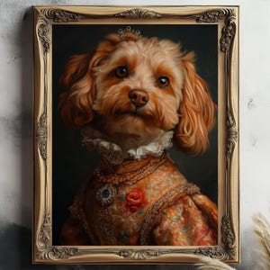 Peut inclure: Un portrait d'un petit chien brun clair portant une robe à motifs floraux dorés avec un col en dentelle blanche et une petite couronne sur la tête. Le chien regarde directement le spectateur avec une expression sérieuse.
