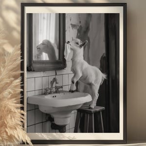 Impresión artística de baño de cabra, decoración de pared única para entusiastas de los animales, renovaciones de baño, arte de pared de baño, cabra en el lavabo, cabra en el espejo