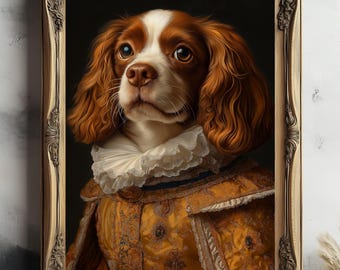 Może przedstawiać: Oprawiony portret psa rasy Cavalier King Charles Spaniel. Pies ma brązowo-białe futro i nosi żółto-złoty strój z białym kołnierzem z falbankami. Rama jest ozdobna i w kolorze złotym.