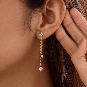 Zierliche Blumen Baumeln Ohrringe, Minimalistische Kleeblatt Tropfen Ohrringe, 18k Gold lange Ohrringe, Abschlussgeschenk, Brautjungfer Geschenke für Sie
